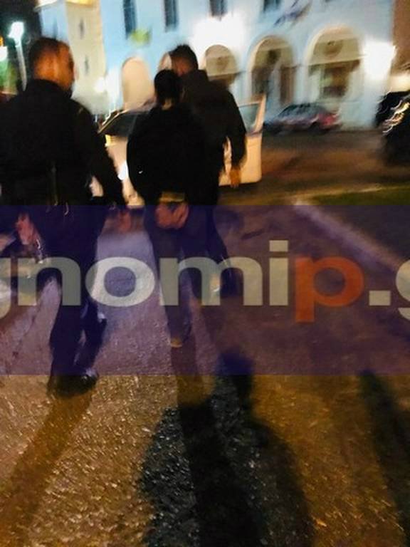 Φωτογραφίες: Η στιγμή που ο άνδρας με τους σουγιάδες «εισβάλει» σε γάμο στην Πάτρα [εικόνες] | iefimerida.gr 1
