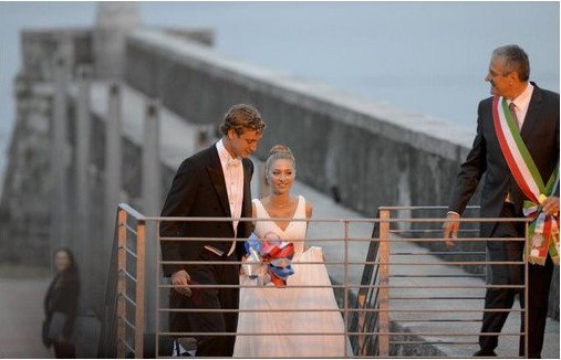 Ο παραμυθένιος πριγκιπικός γάμος του εγγονού της Γκρέις Κέλι με την Ιταλίδα αριστοκράτισσα -Στο ιδιωτικό νησί της νύφης [εικόνες] | iefimerida.gr 6