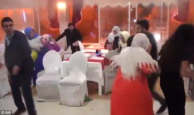 Τρομακτική στιγμή: Εκρηξη σε γάμο στην Τουρκία -Ετρεχαν πανικόβλητοι οι καλεσμένοι [εικόνες & βίντεο] | iefimerida.gr 1