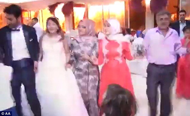 Τρομακτική στιγμή: Εκρηξη σε γάμο στην Τουρκία -Ετρεχαν πανικόβλητοι οι καλεσμένοι [εικόνες & βίντεο] | iefimerida.gr 0