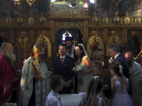 Ενας παραμυθένιος γάμος σε ένα ειδυλλιακό εκκλησάκι στον Πλαταμώνα -Παντρεύτηκε ο γιος του βουλευτή της ΝΔ Βλαχογιάννη, με κουμπάρο τον Μάκη Βορίδη [εικόνες] | iefimerida.gr 1