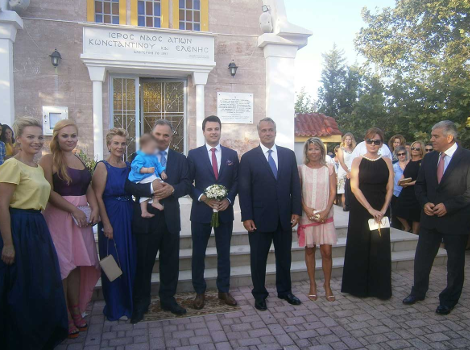 Ενας παραμυθένιος γάμος σε ένα ειδυλλιακό εκκλησάκι στον Πλαταμώνα -Παντρεύτηκε ο γιος του βουλευτή της ΝΔ Βλαχογιάννη, με κουμπάρο τον Μάκη Βορίδη [εικόνες] | iefimerida.gr 2