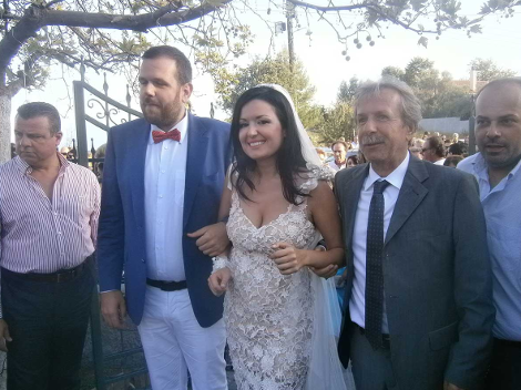 Ενας παραμυθένιος γάμος σε ένα ειδυλλιακό εκκλησάκι στον Πλαταμώνα -Παντρεύτηκε ο γιος του βουλευτή της ΝΔ Βλαχογιάννη, με κουμπάρο τον Μάκη Βορίδη [εικόνες] | iefimerida.gr 3