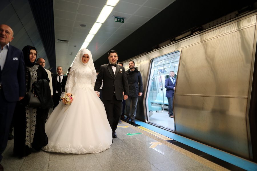 Γάμος στο μετρό -Η νέα μόδα στην Κωνσταντινούπολη [εικόνες] | iefimerida.gr 1