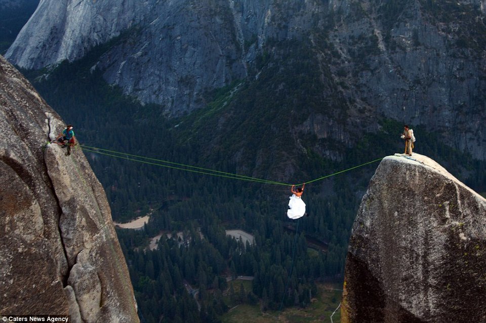 Η νέα τρέλα των ζευγαριών – Φωτογραφίζονται σε όλο και πιο δυσπρόσιτα μέρη αποδεικνύοντας τον έρωτά τους [εικόνες]  | iefimerida.gr 0