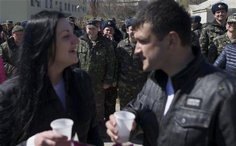 Γάμος σε πολιορκία -Ουκρανοί υπολοχαγοί παντρεύτηκαν σε βάση που είχαν περικυκλώσει Ρώσοι [εικόνες] | iefimerida.gr 0