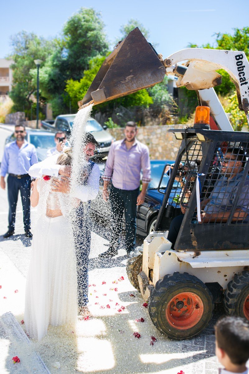 Γάμος-έπος στην Κρήτη: Ο κουμπάρος πήγε ντυμένος νύφη στην εκκλησία [εικόνες] | iefimerida.gr 2