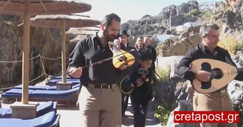 Τέτοιος γάμος δεν έχει ξαναγίνει στην Κρήτη -Εδωσαν όρκους αιώνιας αγάπης στο... βυθό της θάλασσας [εικόνες&βίντεο] | iefimerida.gr 0