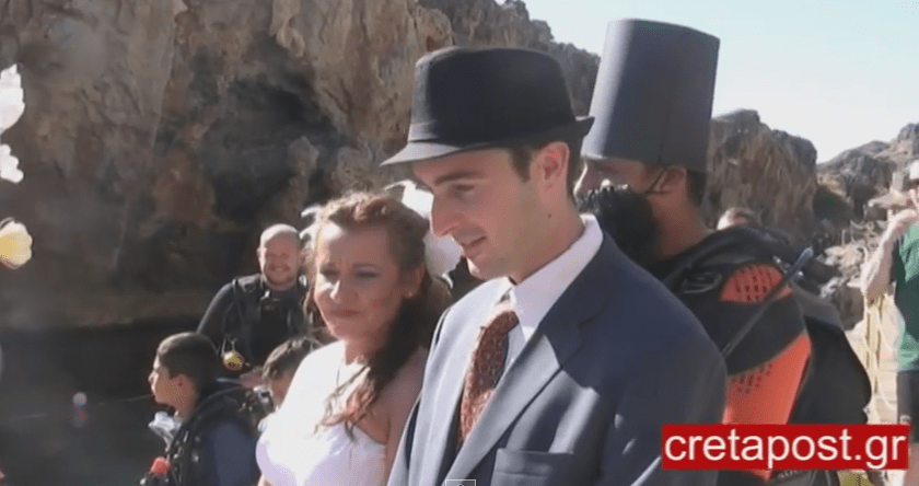 Τέτοιος γάμος δεν έχει ξαναγίνει στην Κρήτη -Εδωσαν όρκους αιώνιας αγάπης στο... βυθό της θάλασσας [εικόνες&βίντεο] | iefimerida.gr 1