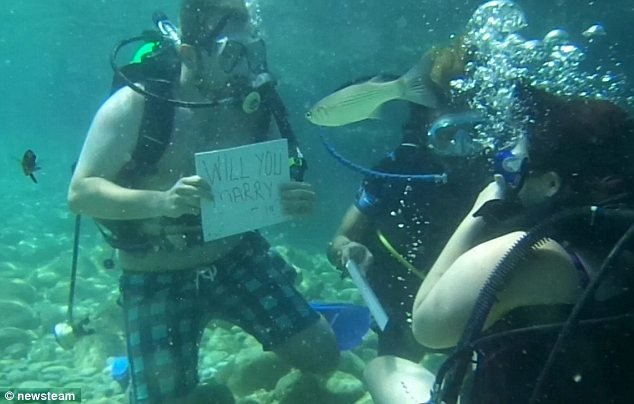 Η ευτυχία που πήγε να γίνει τραγωδία -Της έκανε πρόταση γάμου στο βυθό και παραλίγο να την πνίξει [εικόνες&βίντεο] | iefimerida.gr 0