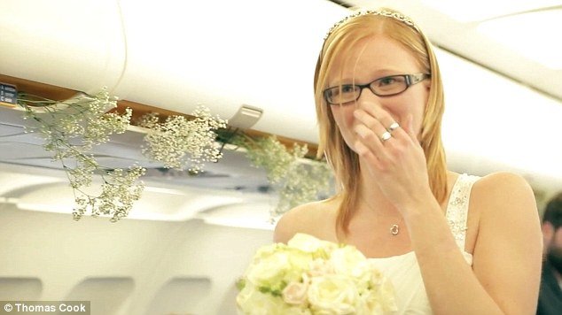 Γάμος στα 30.000 πόδια πάνω από τη Ρόδο -Η συγκινητική έκπληξη του γαμπρού στην ανυποψίαστη νύφη [εικόνες&βίντεο] | iefimerida.gr 1