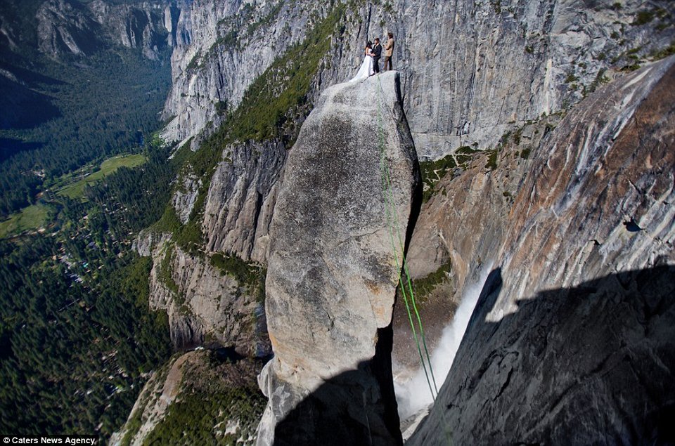 Η νέα τρέλα των ζευγαριών – Φωτογραφίζονται σε όλο και πιο δυσπρόσιτα μέρη αποδεικνύοντας τον έρωτά τους [εικόνες]  | iefimerida.gr 3