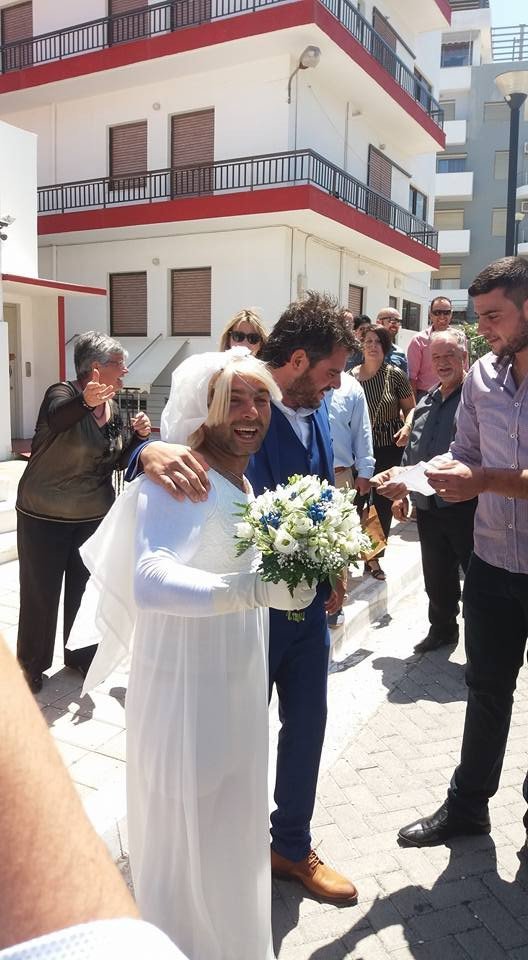 Γάμος-έπος στην Κρήτη: Ο κουμπάρος πήγε ντυμένος νύφη στην εκκλησία [εικόνες] | iefimerida.gr 3