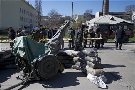 Γάμος σε πολιορκία -Ουκρανοί υπολοχαγοί παντρεύτηκαν σε βάση που είχαν περικυκλώσει Ρώσοι [εικόνες] | iefimerida.gr 3