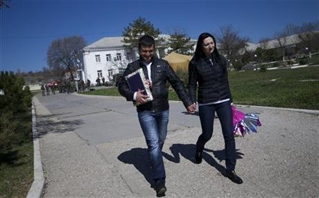 Γάμος σε πολιορκία -Ουκρανοί υπολοχαγοί παντρεύτηκαν σε βάση που είχαν περικυκλώσει Ρώσοι [εικόνες] | iefimerida.gr 4