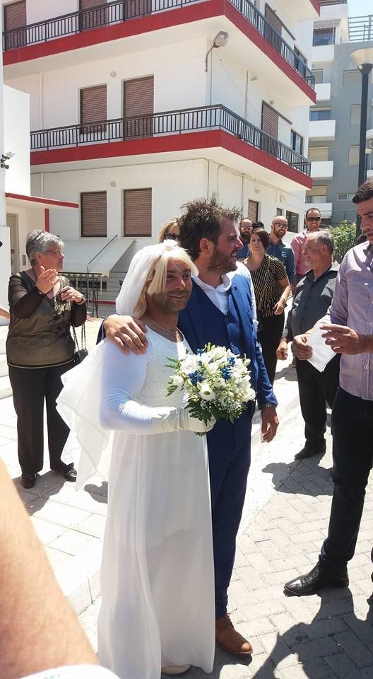 Γάμος-έπος στην Κρήτη: Ο κουμπάρος πήγε ντυμένος νύφη στην εκκλησία [εικόνες] | iefimerida.gr 4