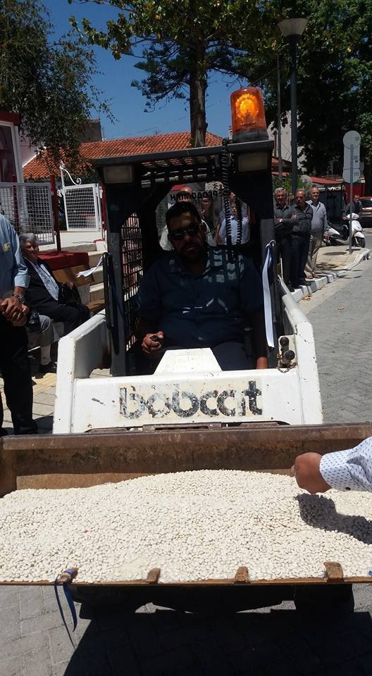 Γάμος-έπος στην Κρήτη: Ο κουμπάρος πήγε ντυμένος νύφη στην εκκλησία [εικόνες] | iefimerida.gr 5