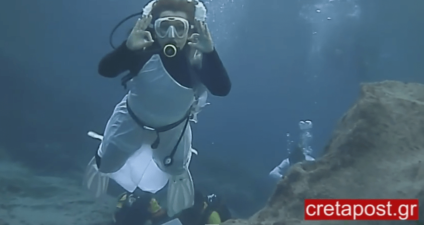 Τέτοιος γάμος δεν έχει ξαναγίνει στην Κρήτη -Εδωσαν όρκους αιώνιας αγάπης στο... βυθό της θάλασσας [εικόνες&βίντεο] | iefimerida.gr 4