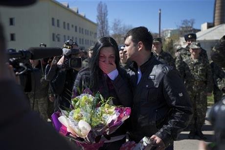 Γάμος σε πολιορκία -Ουκρανοί υπολοχαγοί παντρεύτηκαν σε βάση που είχαν περικυκλώσει Ρώσοι [εικόνες] | iefimerida.gr 6
