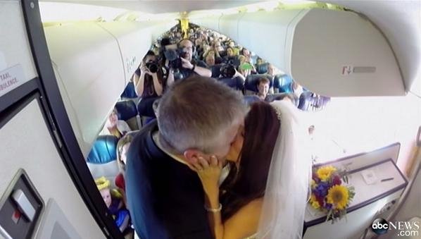 Νέα τρέλα: Γάμος σε αεροπλάνο εν πτήσει [εικόνες] | iefimerida.gr 4