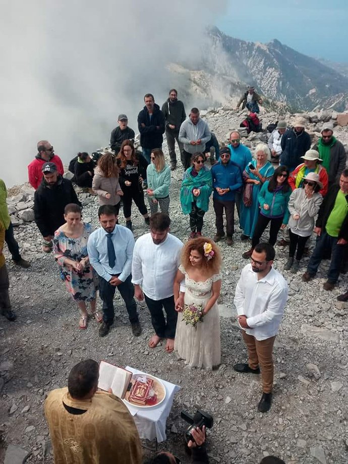 Δύο Ελληνες παντρεύτηκαν στην κορυφή του Ταΰγετου- Με μπουφάν και μπότες στα 2.500 μέτρα [εικόνες] | iefimerida.gr 4