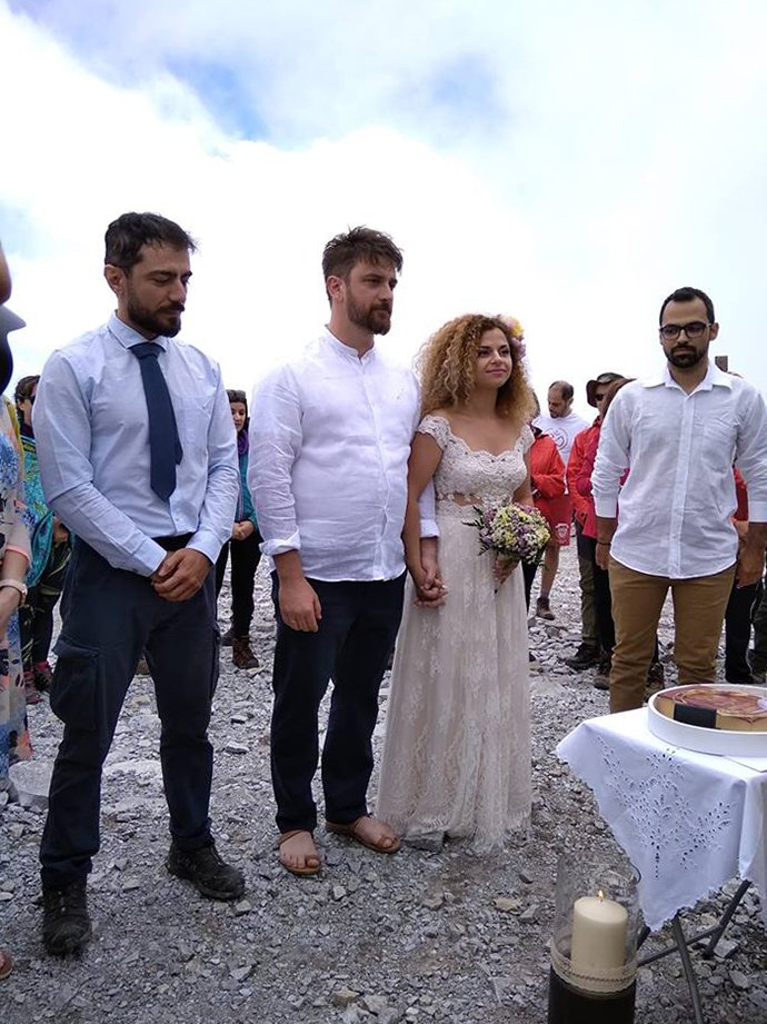  Δύο Ελληνες παντρεύτηκαν στην κορυφή του Ταΰγετου- Με μπουφάν και μπότες στα 2.500 μέτρα [εικόνες] | iefimerida.gr 3