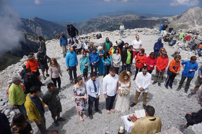  Δύο Ελληνες παντρεύτηκαν στην κορυφή του Ταΰγετου- Με μπουφάν και μπότες στα 2.500 μέτρα [εικόνες] | iefimerida.gr 1