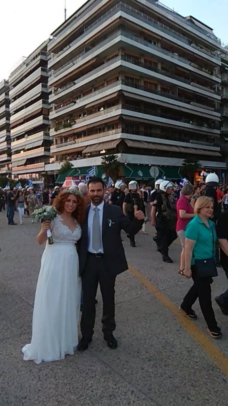 Θεσσαλονίκη: Ζευγάρι με νυφικό και γαμπριάτικο στο συλλαλητήριο για το σκοπιανό [εικόνα] | iefimerida.gr 0