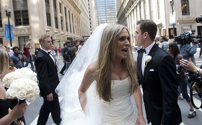 Ενας γάμος και μια διαδήλωση [εικόνες] | iefimerida.gr 0