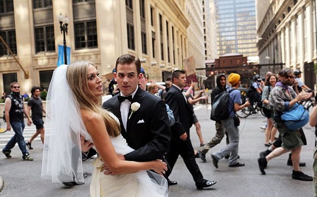 Ενας γάμος και μια διαδήλωση [εικόνες] | iefimerida.gr 1