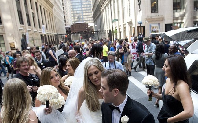 Ενας γάμος και μια διαδήλωση [εικόνες] | iefimerida.gr 2