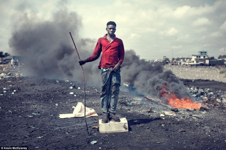 Οι νέες τεχνολογίες μάς αλλάζουν τη ζωή -Στη Γκάνα πεθαίνουν στον μεγαλύτερο σκουπιδότοπο ηλεκτρονικών συσκευών στον κόσμο [εικόνες]  | iefimerida.gr 1