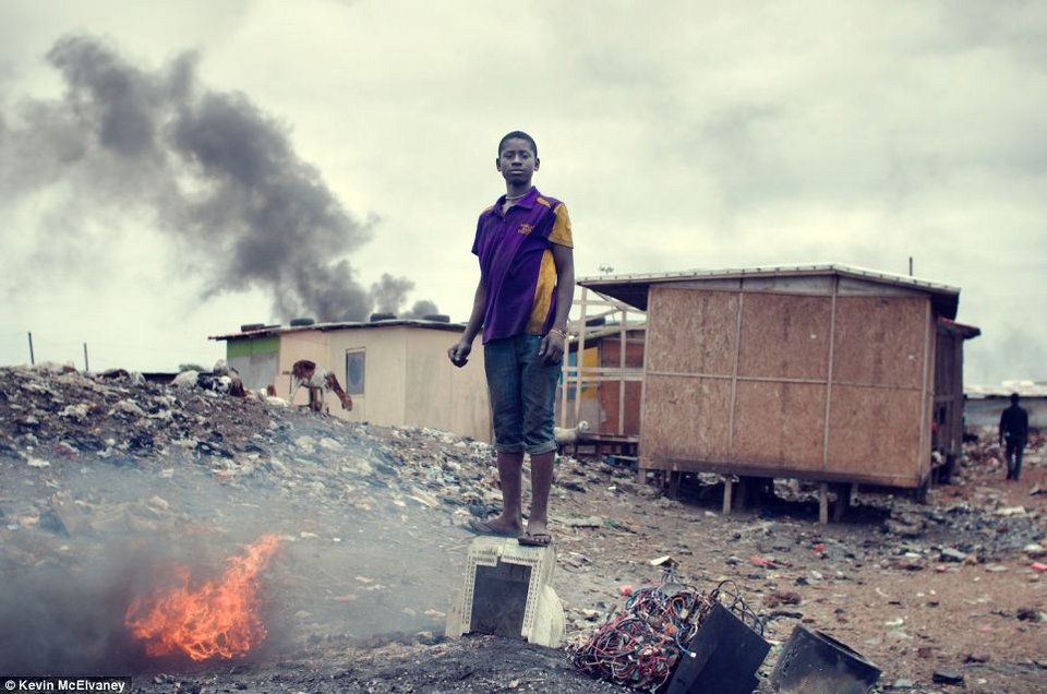 Οι νέες τεχνολογίες μάς αλλάζουν τη ζωή -Στη Γκάνα πεθαίνουν στον μεγαλύτερο σκουπιδότοπο ηλεκτρονικών συσκευών στον κόσμο [εικόνες]  | iefimerida.gr 3