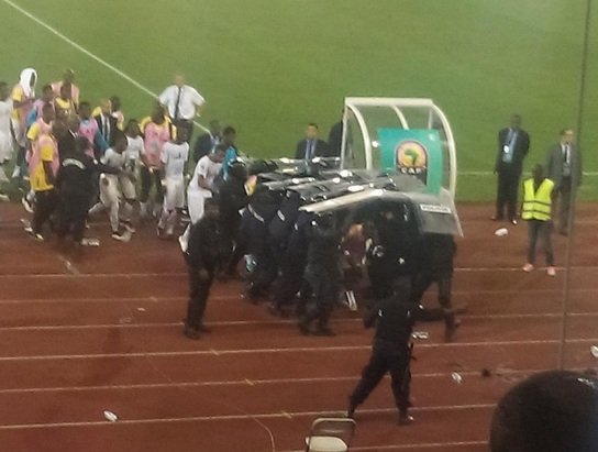 Μεγάλης έκτασης επεισόδια και πολύ ξύλο στο Κόπα Αφρικα [εικόνες & βίντεο] | iefimerida.gr 6