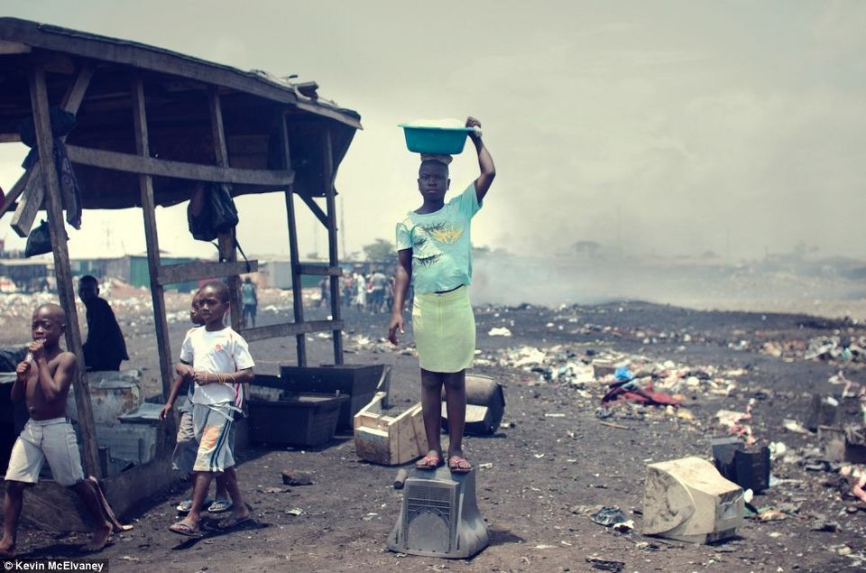 Οι νέες τεχνολογίες μάς αλλάζουν τη ζωή -Στη Γκάνα πεθαίνουν στον μεγαλύτερο σκουπιδότοπο ηλεκτρονικών συσκευών στον κόσμο [εικόνες]  | iefimerida.gr 6
