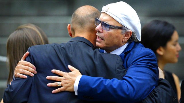 Ποτάμια δάκρυα από τους επώνυμους φίλους του στην κηδεία του Τόνι Σοπράνο [εικόνες]  | iefimerida.gr 4