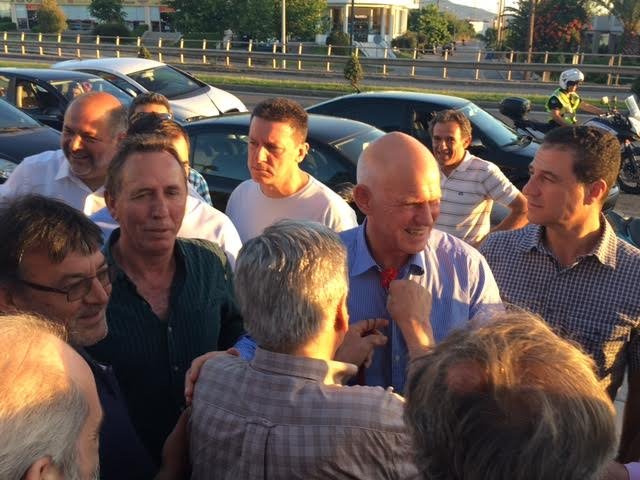 Εραναν τον Παπανδρέου με γαρύφαλλα και γαρδένιες στο Αγρίνιο! [εικόνες] | iefimerida.gr 2