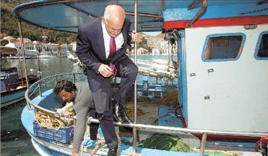 Τέσσερα χρόνια Μνημόνιο: H ιστορική «μαύρη μέρα» του Γιώργου Παπανδρέου από το Καστελόριζο [εικόνες] | iefimerida.gr 0