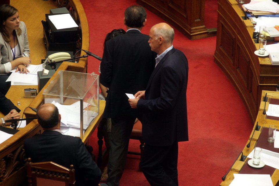 Το χάδι στο μάγουλο του Πολύδωρα, το καρό κοντομάνικο του Χαϊκάλη, η βεντάλια της Κουντουρά: Αστραψαν χθες τα φλας στη Βουλή [εικόνες] | iefimerida.gr 3