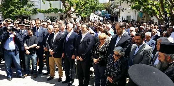 Aρχηγική εμφάνιση Παπανδρέου στην Κρήτη: «Πρόεδρε, βγες μπροστά, πιάσε πάλι το τιμόνι», του είπαν στα Ανώγεια [εικόνες&βίντεο] | iefimerida.gr 1