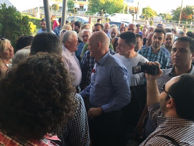 Εραναν τον Παπανδρέου με γαρύφαλλα και γαρδένιες στο Αγρίνιο! [εικόνες] | iefimerida.gr 9