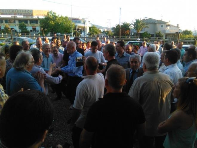 Εραναν τον Παπανδρέου με γαρύφαλλα και γαρδένιες στο Αγρίνιο! [εικόνες] | iefimerida.gr 4