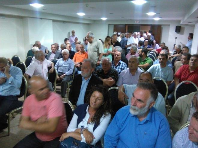 Εραναν τον Παπανδρέου με γαρύφαλλα και γαρδένιες στο Αγρίνιο! [εικόνες] | iefimerida.gr 5