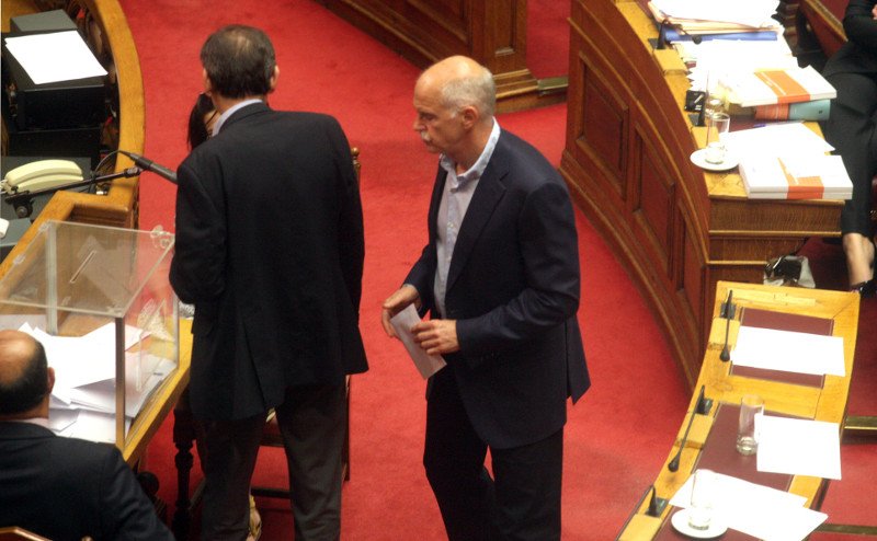 Το χάδι στο μάγουλο του Πολύδωρα, το καρό κοντομάνικο του Χαϊκάλη, η βεντάλια της Κουντουρά: Αστραψαν χθες τα φλας στη Βουλή [εικόνες] | iefimerida.gr 2