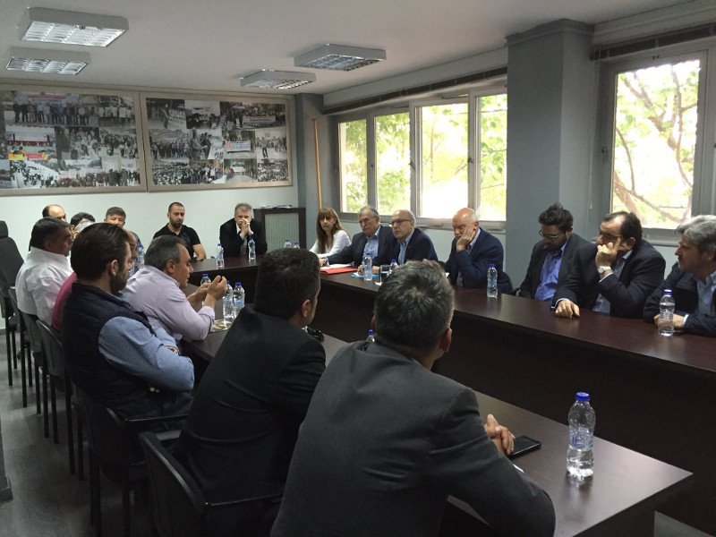 Ο Παπανδρέου άρχισε πάλι τις... περιοδείες: Επισκέφθηκε το Εργατικό Κέντρο Ελευσίνας [εικόνες] | iefimerida.gr 1