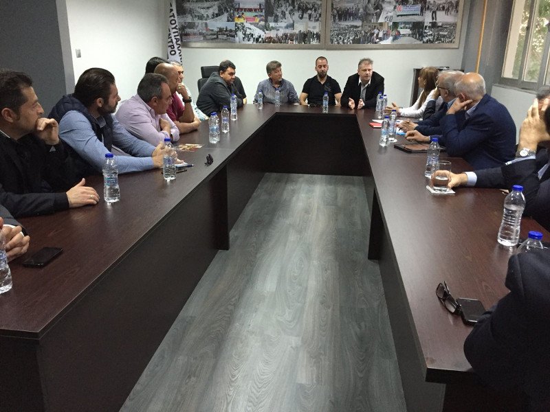 Ο Παπανδρέου άρχισε πάλι τις... περιοδείες: Επισκέφθηκε το Εργατικό Κέντρο Ελευσίνας [εικόνες] | iefimerida.gr 2