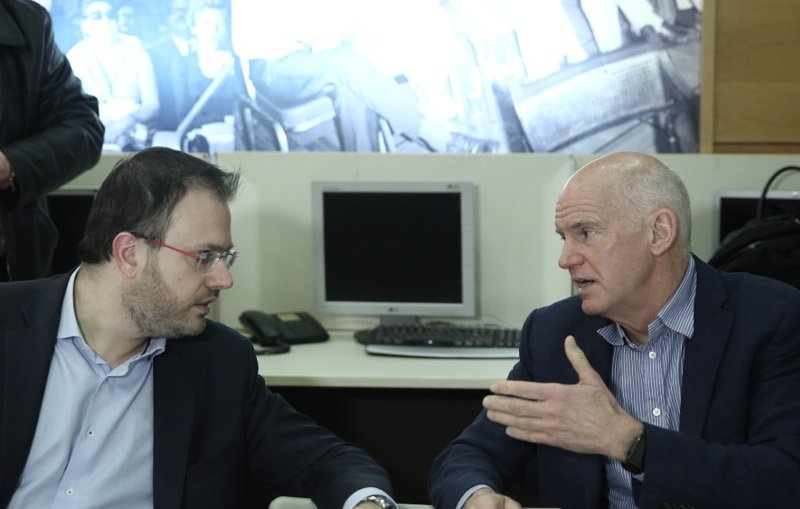 Ο Παπανδρέου στην Χαριλάου Τρικούπη -Εκοψε το μουστάκι [εικόνες] | iefimerida.gr 1