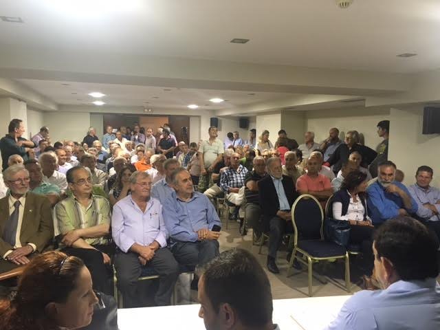 Εραναν τον Παπανδρέου με γαρύφαλλα και γαρδένιες στο Αγρίνιο! [εικόνες] | iefimerida.gr 10