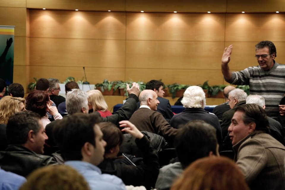 Οι υποστηρικτές του Γιώργου Παπανδρέου γέμισαν το Βελλίδειο [εικόνες] | iefimerida.gr 0