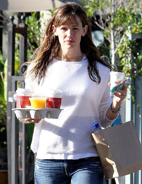 Η Τζένιφερ Γκάρνερ χωρίς μακιγιάζ μοιάζει με το... κορίτσι της διπλανής πόρτας [εικόνες] | iefimerida.gr 0